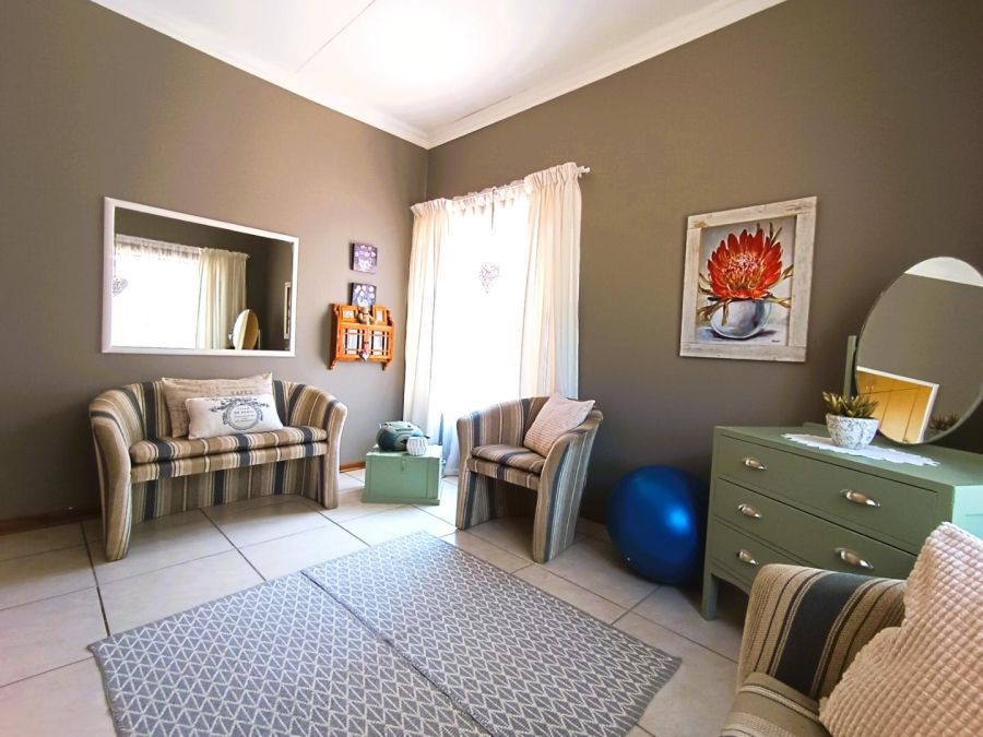 5 Bedroom Property for Sale in Langenhovenpark Free State